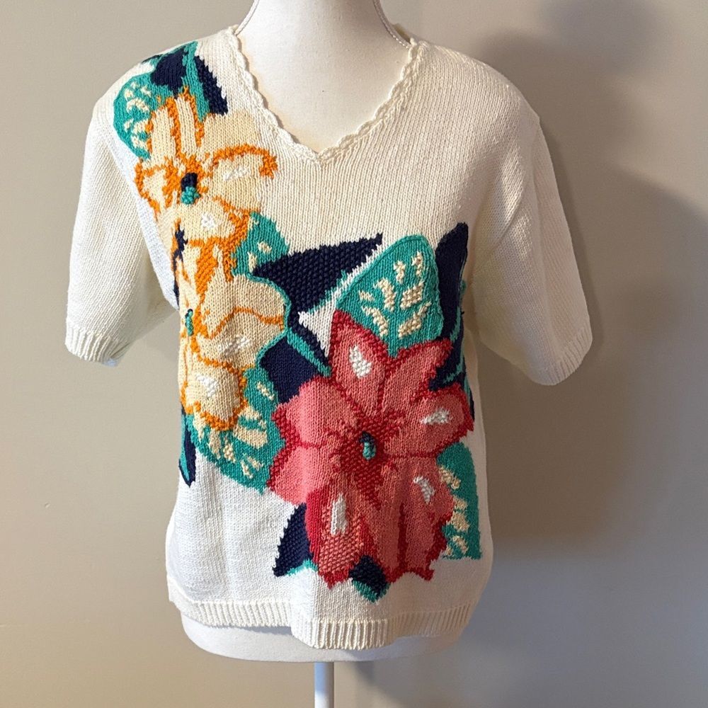 VTG Russ Scalloped Vneck Floral Knit Sweater with Short Sleeves. Size Medium
